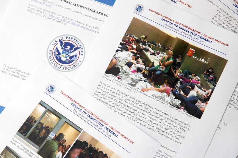 20190702美國國土安全部2日發表報告警告稱，美墨邊境的移民安置機構爆滿，「非常危險」，釋出的照片畫面令人不忍。（AP）