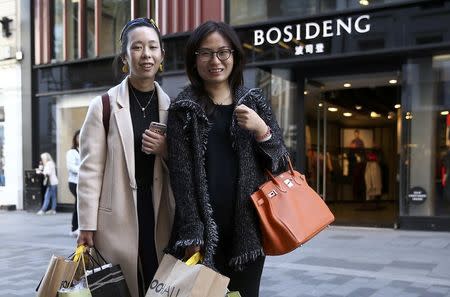 Chinese tourists Haiti Chen (L) and Jialin Wang pose for a portrait in London, Britain October 5, 2016. REUTERS/Neil Hall