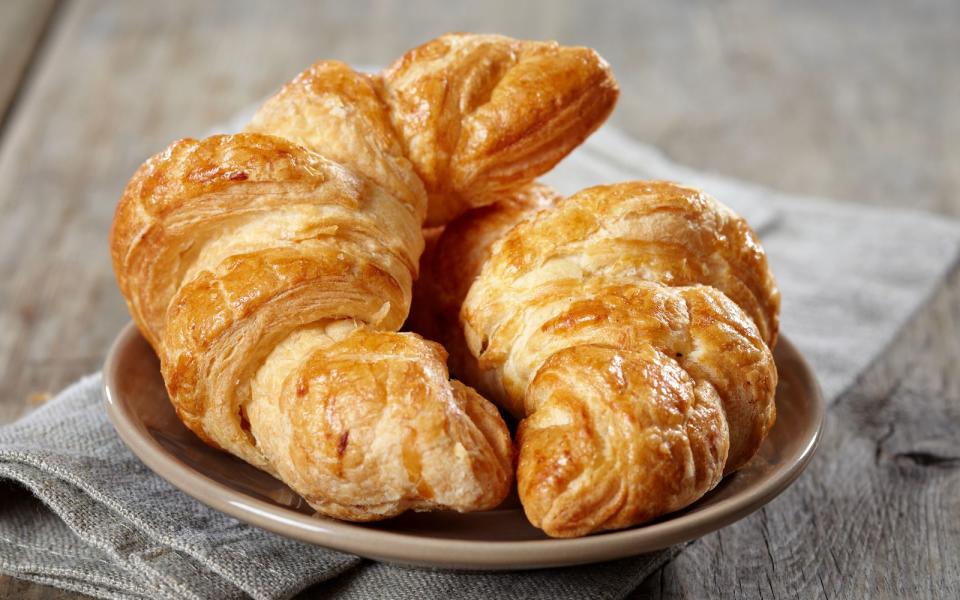 Keine Frage, ofenfrische Croissants sind ziemlich lecker, liefern aber leider jede Menge "leere" Kohlenhydrate sowie Fett. Zudem fährt der Blutzuckerspiegel nach dem Verzehr Achterbahn - vor allem, wenn man sie zusammen mit industrieller Marmelade genießt, deren Zuckergehalt zum Teil bei 60 Prozent liegt. Entscheiden Sie sich lieber für folgende Brotzeit ... (Bild: iStock / Magone)