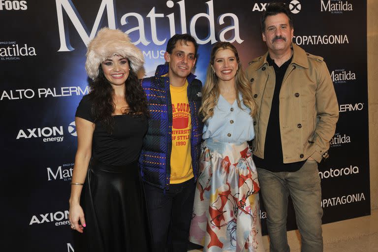 Los cuatro protagonistas adultos de Matilda, el musical posaron felices al terminar la función