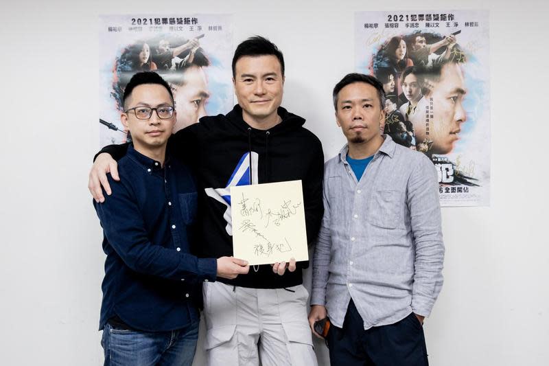 監製林秉聿（左起）、李銘忠（右）、導演蕭力修回到台中舉辦首映會。（牽猴子行銷提供）