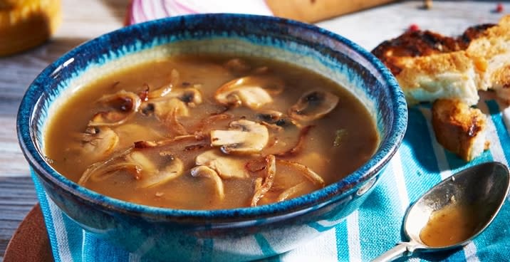 Sopa de nopales y champiñones, antojitos muy mexicanos