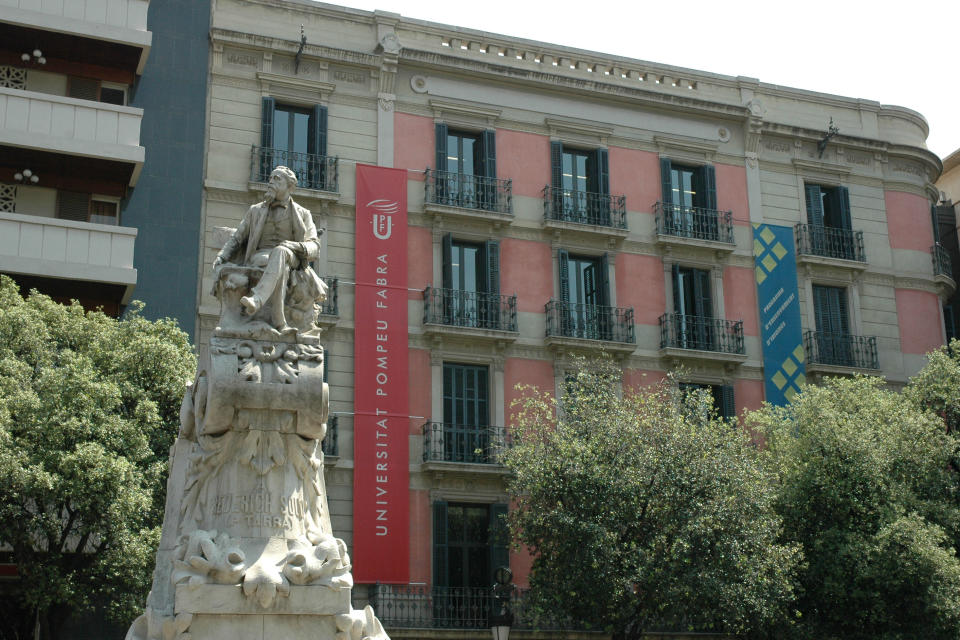 <p>En 23 indicadores saca buena calificación la Universidad Pompeu Fabra de Barcelona, que destaca en investigación, enseñanza y aprendizaje y orientación internacional. (Foto: Wikimedia Commons). </p>