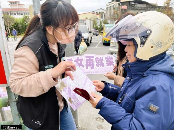 勞動部推動「婦女再就業計畫」，鼓勵婦女重返職場穩定就業。北分署轄區羅東就業中心率先串聯所屬單位，三月在宜蘭十二鄉鎮市垃圾車放送挺「婦」出江湖返職場，齊力宣傳。（圖：北分署羅東就業中心提供）