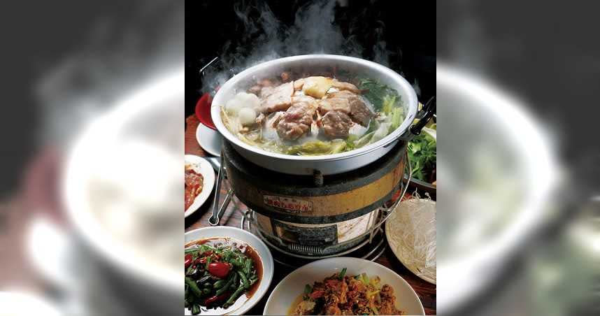 「泰式烤爐＋火鍋」有肉有菜有海鮮，誠意滿滿。（350元，附肉盤與菜盤各一）（圖／于魯光）