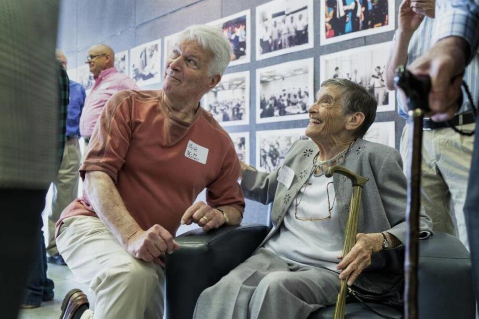 Retired publisher Rolfe Neill talks with former employee Ruth Adams Simpson during a March 2016 reception shortly before the Observer moved from 600 South Tryon Street to the NASCAR Tower. Mark Hames/Mark Hames