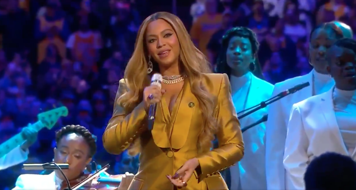 Beyonce performance honors Kobe Bryant with XO and Halo. / Foto: Screenshot Twitter @ComplexMusic
