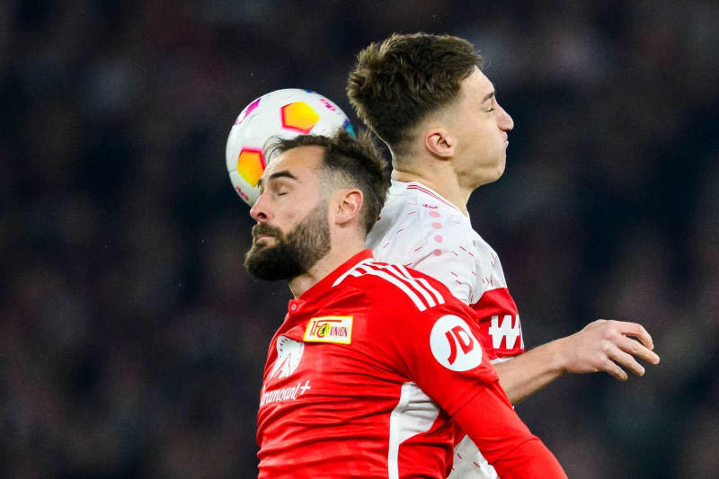 Union Berlin's Lucas Tousart (L) and Stuttgart's Angelo Stiller (R) battle for the ball during the German Bundesliga soccer match between VfB Stuttgart and 1. FC Union Berlin at MHPArena. Tom Weller/dpa