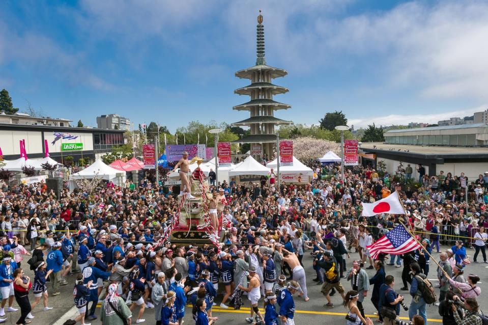 Crowds gather for the Cherry Blossom Festival (David Yu)