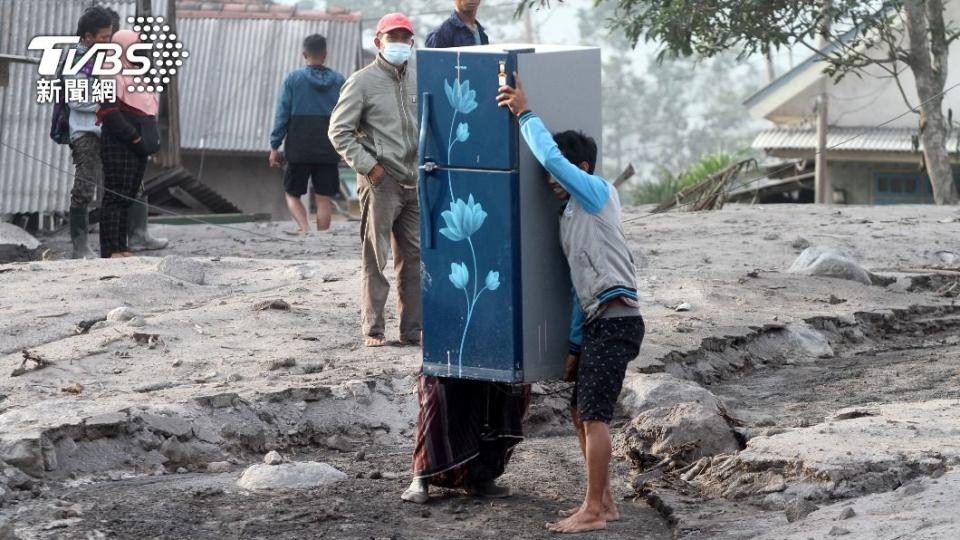 居民把冰箱等家具從火山灰中拯救出來。（圖／達志影像路透）