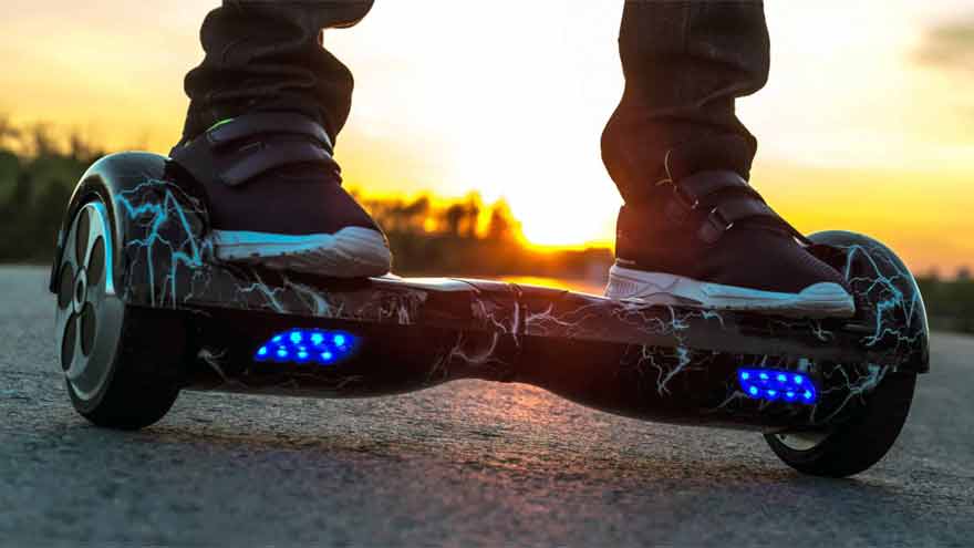 Los hoverboards son patines eléctricos, de manos libres y autoequilibrados en los que las personas se paran y montan. 