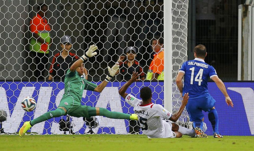 Costa Rica's goalkeeper Keilor Navas (L) makes a save on a shot by Greece's Dimitris Salpingidis (R) during their 2014 World Cup round of 16 game at the Pernambuco arena in Recife June 29, 2014. REUTERS/Brian Snyder