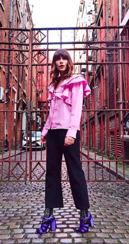 <p>Mancunian Modebloggerin Megan Ellaby kennt sich mit von den 70er Jahren inspirierten Rüschen aus, deshalb sollten Sie diese Saison für Modetipps unbedingt ihren Blog aúschecken. [Bild: @meganellaby] </p>