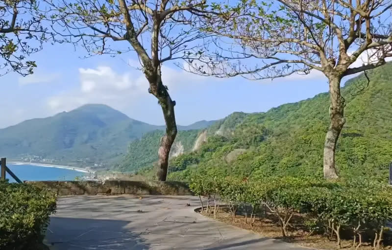 ▲有民眾今（3）日上午正好騎乘自行車行駛在花蓮豐濱鄉台11線，停下休息時卻突然遇上強震，讓他立刻用手機錄影記錄下當時情況。（圖／取自爆廢1公社）