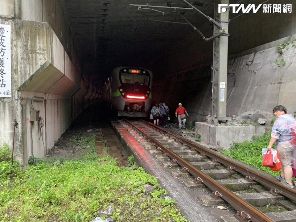 台鐵指出，由於復軌作業較為困難，預估明(22)日中午前方能全線搶通。