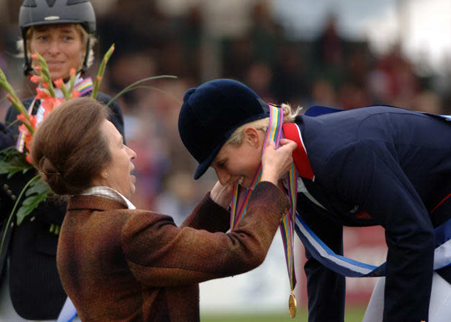 3-zara-tindall-recieving-gold-medal-princess-anne