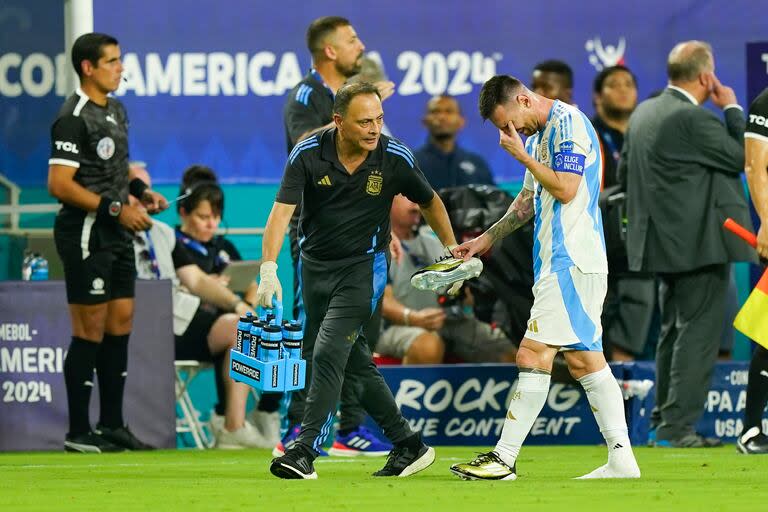 Lionel Messi  sale del campo de juego después de la lesión.

