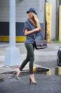 <b>Blake Lively</b><br><br> Pour se rendre sur le plateau du tournage de la série “Gossip Girl“ à New York, Blake Lively porte une paire de “Bibis“ en python. (le 5 septembre 2012) ©Andrew Joey/Startraks/ABACA