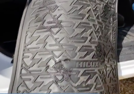 Huellas marcadas en la alfombra de auto de Peirone. (Captura de video)