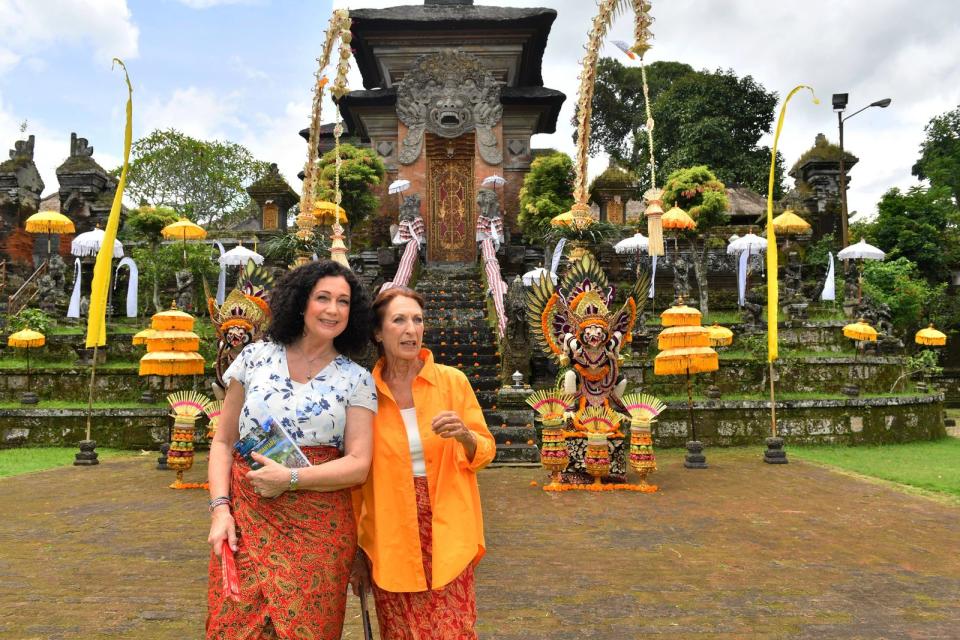 Hotelchefin Hannah Liebhold (Barbara Wussow, links) besucht zusammen mit ihrer Mutter (Daniela Ziegler) einen indonesischen Tempel in Nusantara. (Bild: ZDF / Dirk Bartling)
