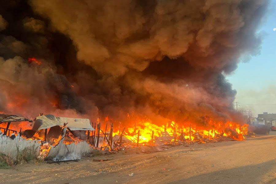 Incendio en Tijuana deja pérdidas totales en tres naves industriales