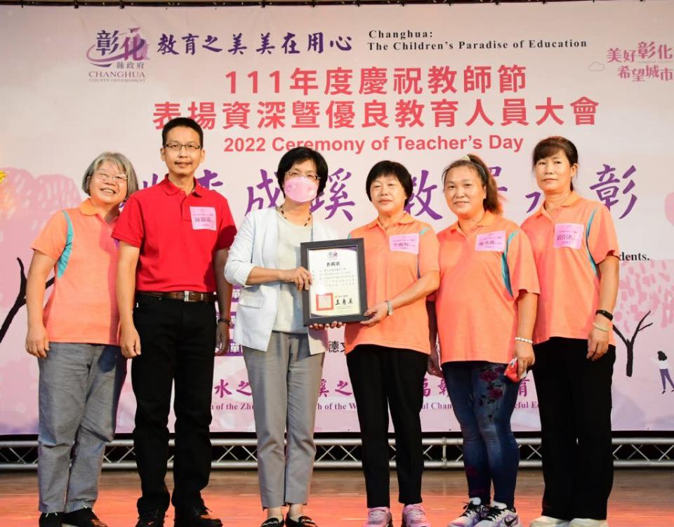 彰化縣長王惠美（左三）頒發表揚獲得杏壇芬芳獎者。（記者吳東興攝）