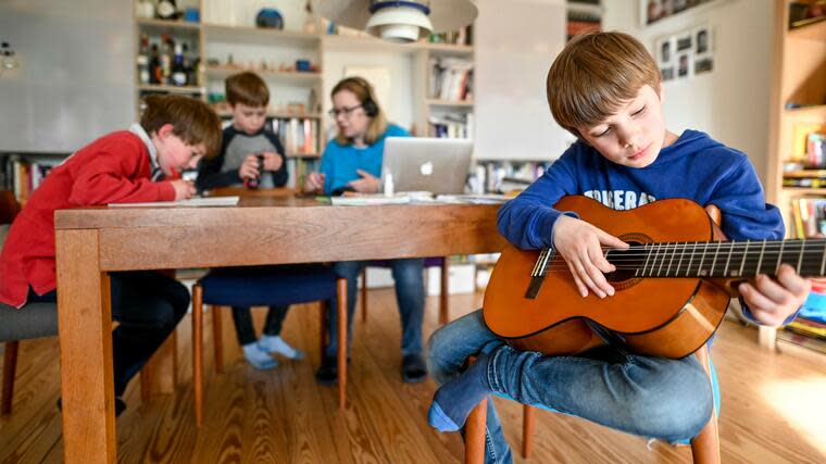 Berufstätige Mutter von drei Kindern arbeitet im Beisein ihrer Söhne - im Homeoffice und als Mutter. Foto: dpa