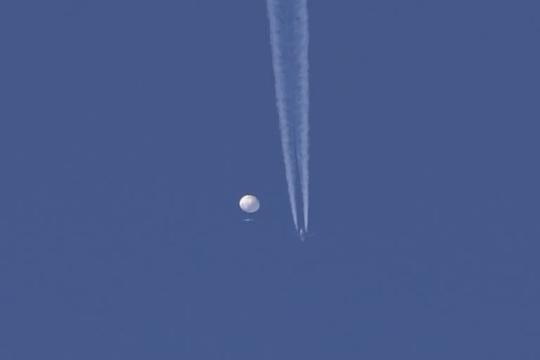 Un gran globo se desplaza sobre el área de Kingston, Carolina del Norte, con un avión y su estela debajo de él. Estados Unidos dice que es un globo espía chino que se mueve hacia el este sobre Estados Unidos a una altitud de aproximadamente 60,000 pies, pero China insiste en que el globo es solo una aeronave civil errante utilizada principalmente para la investigación meteorológica que se desvió debido a los vientos y solo tiene capacidades limitadas de autodirección. (Brian Branch via AP)