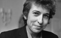 <p>Ein Bild, das nicht aufgrund seines Alters Seltenheitswert hat: Bob Dylan, gerade in den 60er-Jahren der Inbegriff des ernsthaften, jungen Songwriters, lächelt auf dem Foto von 1965 in die Kamera. (Bild: H. Thompson/Evening Standard/Hulton Archive/Getty Images)</p> 