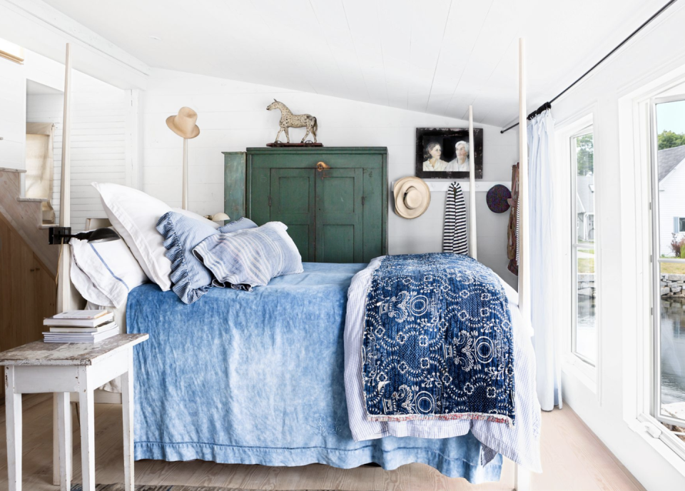 poster bed with blue bedding