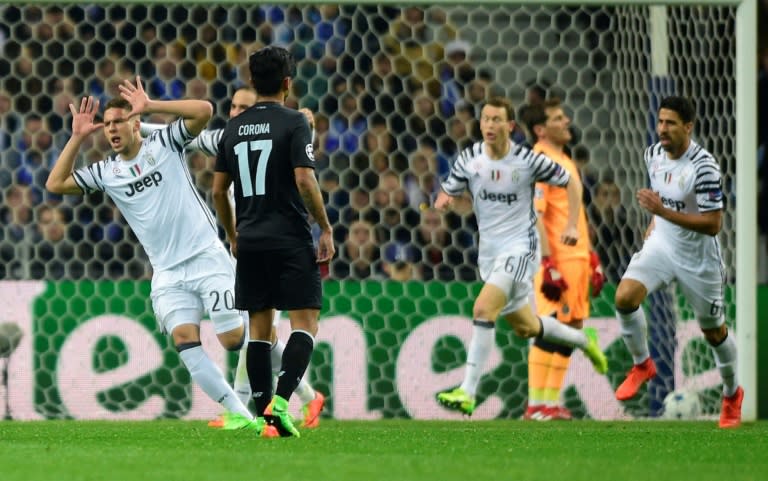 Juventus' Marko Pjaca (L) celebrates after scoring a goal against Porto on February 22, 2017