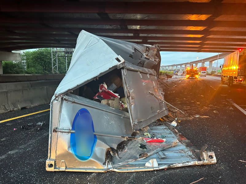 物流車自撞護欄導致後方貨櫃掉落於車道上，後方聯結車駕駛來不及反應慘死。（圖／翻攝畫面）