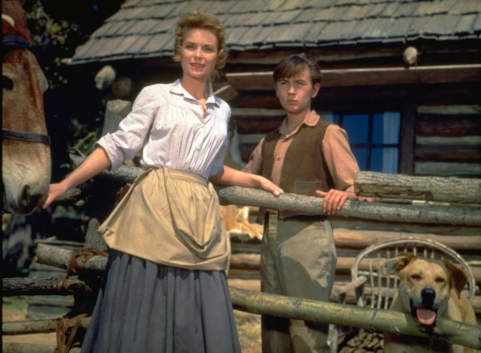 En esta imagen proporcionada por Disney, Dorothy McGuire, izquierda, y Tommy Kirk en una escena de la película clásica de 1957 "Old Yeller" (“Su más fiel amigo”). La película es una de las 25 incorporadas al Registro Nacional de Cine de la Biblioteca del Congreso. (Disney vía AP)