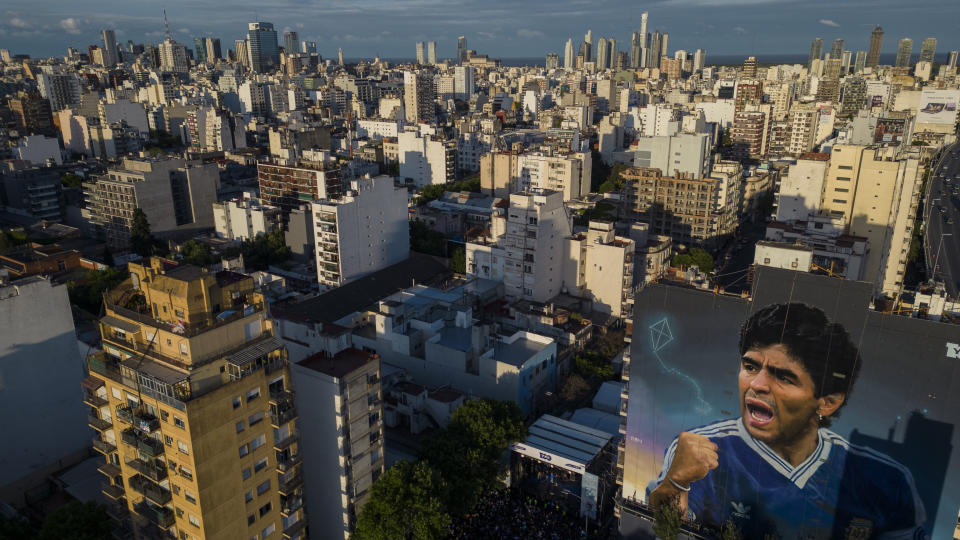 El mural de Diego Maradona del artista Martín Ron en Buenos Aires, Argentina, es visto desde las alturas, el domingo 30 de octubre de 2022. (AP Foto/Rodrigo Abd)