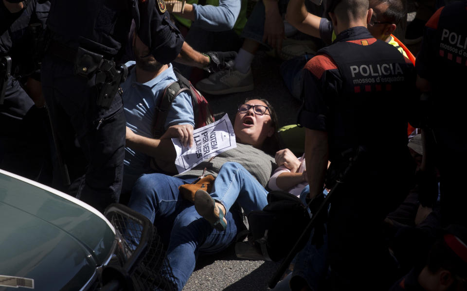 FOTOS – El independentismo se levanta en las calles de Barcelona contra las detenciones en Cataluña