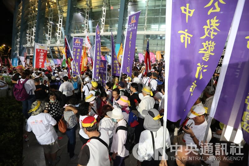 台北世大運19日晚間在台北田徑場舉行開幕式，台北小巨蛋外一度因為反年改團體抗議導致多國代表團選手無法及時入場。（中央社）