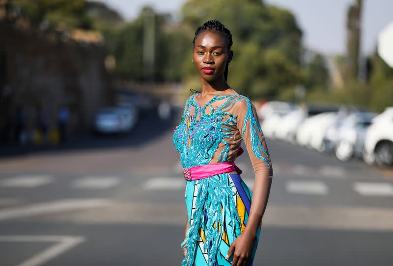 Lehlogonolo Machaba, la primera mujer abiertamente transgénero que compite por el título de Miss Sudáfrica, posa para una fotografía frente a los Union Buildings en Pretoria, Sudáfrica