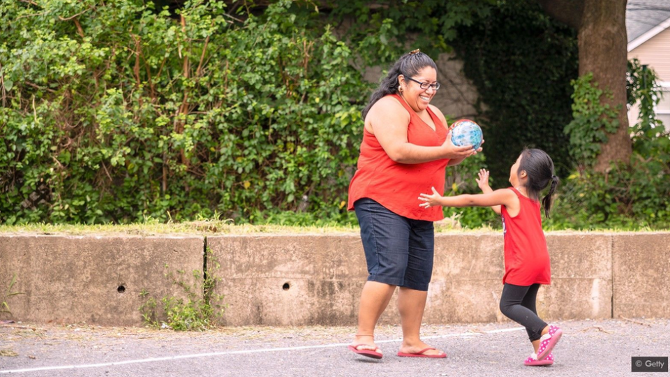 Madre e hija jugando