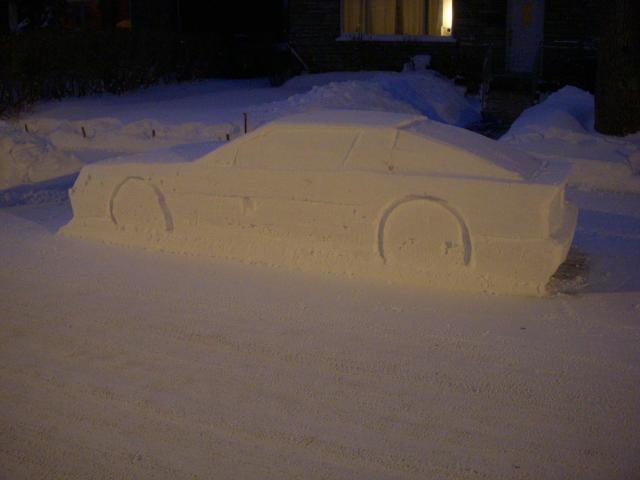 Kanadier baut Auto aus Schnee im Halteverbot - Polizei fällt drauf rein