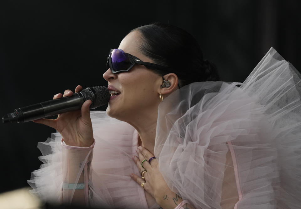 La cantante colombiana Elsa y Elmar durante su presentación en el festival Vive Latino en la Ciudad de México el domingo 19 de marzo de 2023. (Foto AP/Fernando Llano)