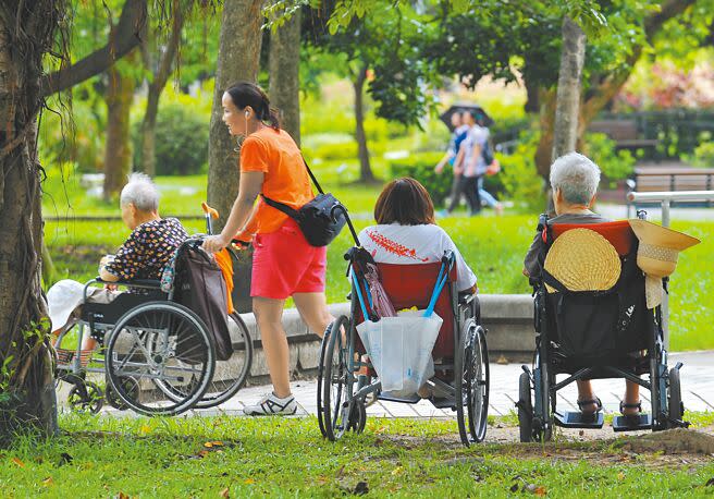 中華民國乳癌病友協會理事長黃淑芳表示，高齡癌友心態呈現兩極化，一端是鴕鳥心態，另一端則是樂觀豁達。圖為外籍家庭看護工推著坐輪椅的老人家到公園散步，非新聞事件當事人。（本報資料照片）