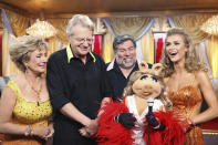 <p>En la imagen aparecen de izquierda a derecha: Cloris Leachman, Jerry Springer, Steve Wozniak, Miss Piggy y Joanna Krupa en el episodio final del popular programa de televisión “Dancing With The Stars”. Wozniak disfrutó bailando con Karina Smirnoff aunque la pareja fue eliminada en la tercera semana de la competencia. (Photo by Adam Larkey/Disney General Entertainment Content via Getty Images)</p> 