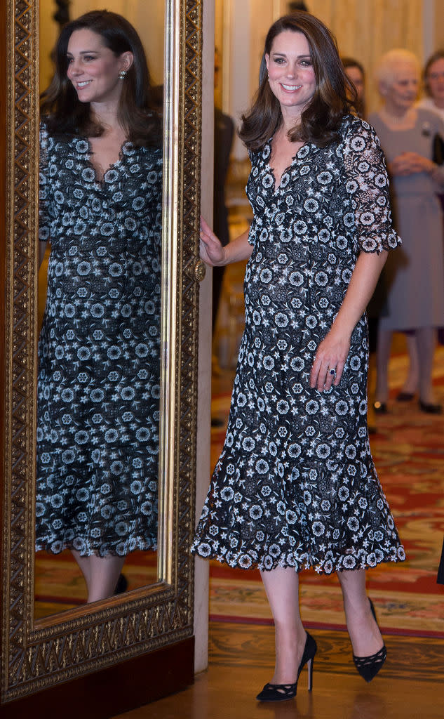 <p>Die Herzogin von Cambridge trug ein monochromes geblümtes Kleid von Erdem für die Commonwealth Fashion Exchange Reception im Buckingham Palace am 19. Februar. Dazu trug sie ihre geliebten Prada Absatzschuhe mit wellenförmigen Öffnungen.<em> [Bild: Getty]</em> </p>