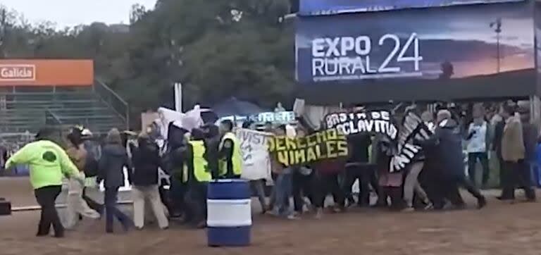 Grupo de activistas invaden La Rural para protestar por los derechos de los animales.