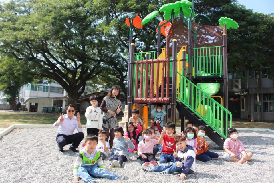 關廟國小新的兒童遊憩區啟用，小朋友玩得很開心。（記者黃文記攝）