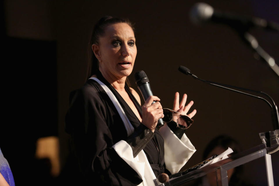 <p>Donna Karan a fait le buzz après avoir publiquement défendu le producteur hollywoodien Harvey Weinstein, alors accusé d’harcèlement sexuel par plusieurs femmes. La créatrice de DKNY a ainsi suggéré que les femmes encourageaient ce genre d’attention non sollicitée, qualifiant H. Weinstein et son ex-femme, Georgina Chapman, de « gens merveilleux ». Karan <a rel="nofollow noopener" href="http://www.dailymail.co.uk/news/article-4964380/Donna-Karan-defends-Harvey-Weinstein-blames-victims.html" target="_blank" data-ylk="slk:a ainsi confié aux journalistes;elm:context_link;itc:0;sec:content-canvas" class="link ">a ainsi confié aux journalistes</a> à propos des accusations liées à H. Weinstein et aux agressions sexuelles : « c’est dur de voir cela se produire dans notre propre pays, mais je me pose également des questions sur la manière dont nous nous présentons ? Comment nous présentons-nous en tant que femmes ? Que cherchons-nous ? Cherchons-nous les problèmes en exprimant toute cette sensualité et cette sexualité ? Et quel message envoyons-nous à nos enfants aujourd’hui, sur notre manière de danser, de jouer, de nous habiller ? Que devrions-nous montrer ? ». D. Karan a été forcée de publier des excuses suite aux vives réactions provoquées par ses remarques qui, d’après elle, ont été « sorties de leur contexte ». </p>