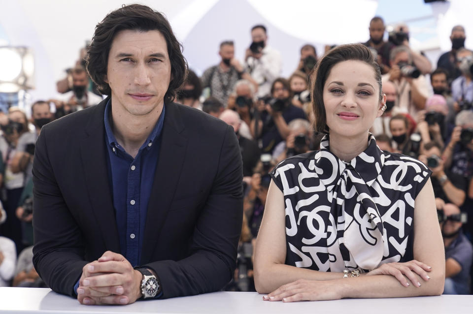 Adam Driver y Marion Cotillard posan con motivo del estreno de su película "Annette" en el Festival Internacional de Cine de Cannes, en el sur de Francia, el martes 6 de julio de 2021. (AP Foto/Brynn Anderson)