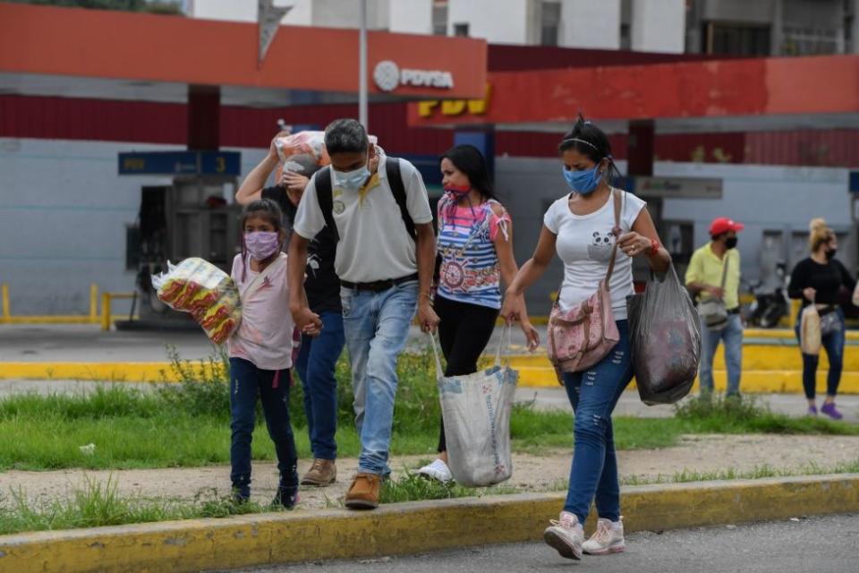 Una familia con pequetes caminando