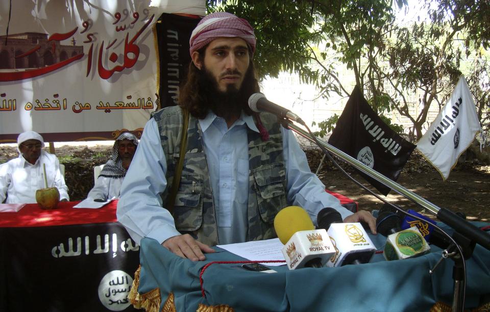 Omar Hammami addresses al-Shabaab fighters in a farm within Afgoye district near Somalia's capital Mogadishu May 11, 2011. Hammami, a prominent U.S.-born Islamist militant, was killed in Somalia on September 12, 2013 after he fell out with senior commanders of the al Shabaab rebel group, witnesses said. Residents in al Baate village in southern Somalia said Alabama-born Hammami, commonly known as Abu Mansoor al-Amriki or 'the American', and a British national known as Usama al-Britani were shot dead in a dawn raid on their hideout. Picture taken May 11, 2011. REUTERS/Feisal Omar (SOMALIA - Tags: CIVIL UNREST POLITICS PROFILE)