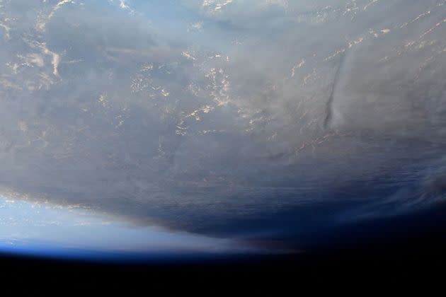 <p>Les nuages de cendres du volcan Hunga Tonga photographiés depuis la Station spatiale internationale (ISS).</p>